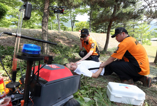 KT가 스카이십 플랫폼을 활용해 조난자 구출을 시연하고 있다.  KT 제공